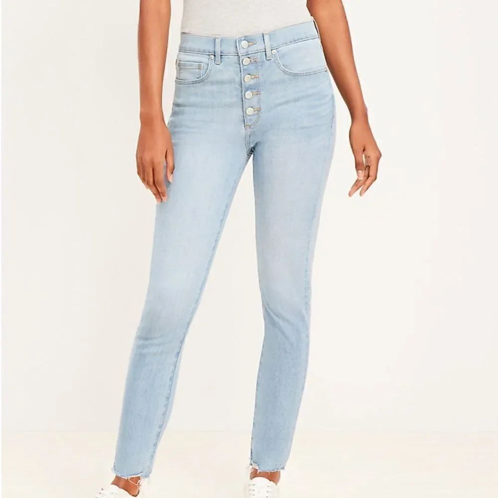 NWT Destructed frayed hem Button Fly High Rise Skinny Jeans Light Wash  sz 29/8